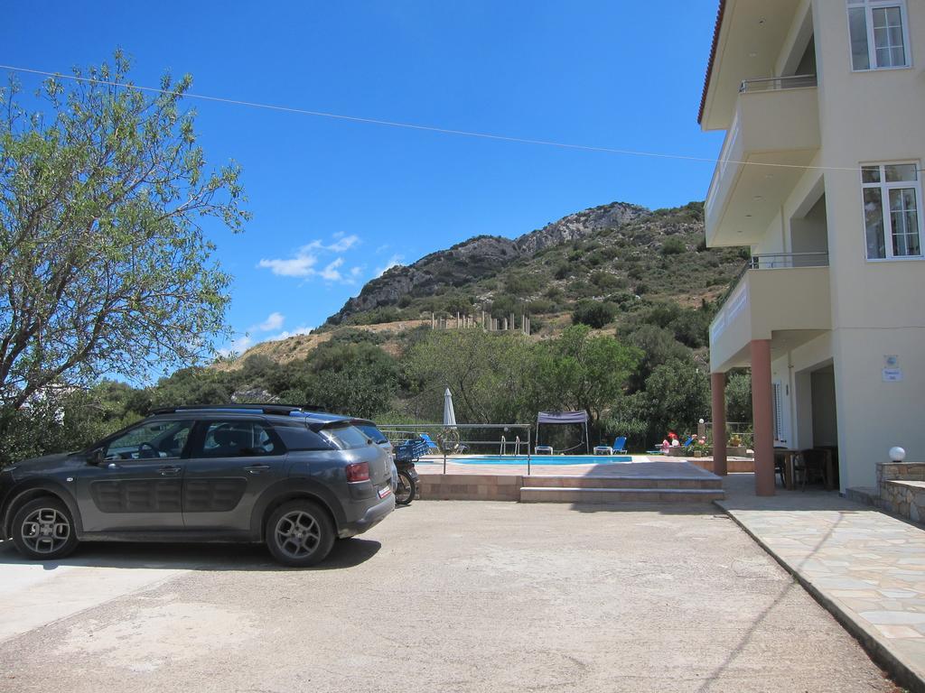 Stelios Apartments Istro Bagian luar foto